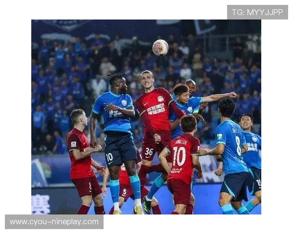 足球球星进球后激情奔跑瞬间展现奋力拼搏与荣耀时刻